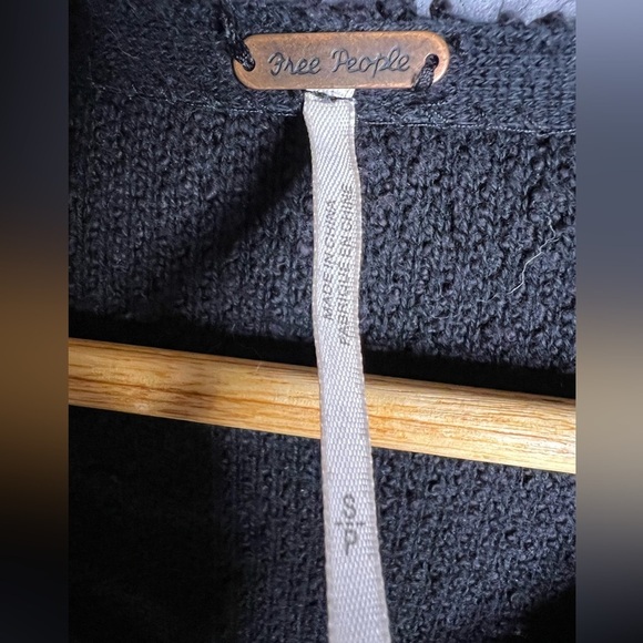 Free People Popcorn Pullover in Black. Size Small - Picture 10 of 11